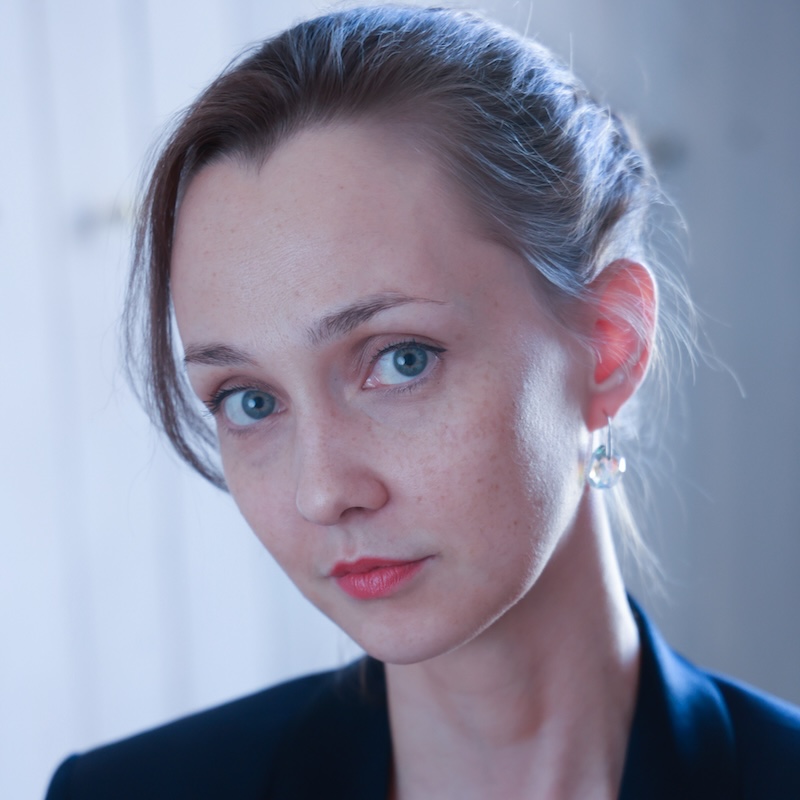 Photo de Maria Matalaev dans une librairie à Bayonne.